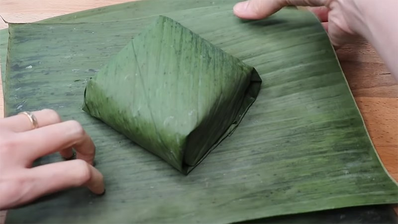 Úp mặt có nếp gấp của bánh xuống và đặt chéo bánh theo hình thoi