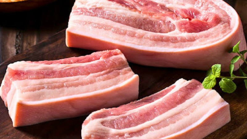 Chọn thịt ba rọi gói bánh tét có lớp mỡ nạt cân đối 