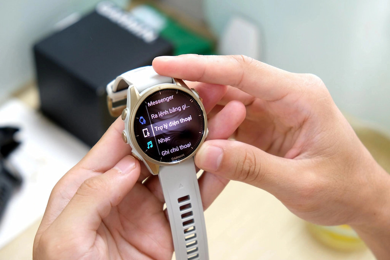 Đồng hồ chạy bộ Garmin Fenix 8 43mm Viền Thép Không Gỉ Dây Silicone