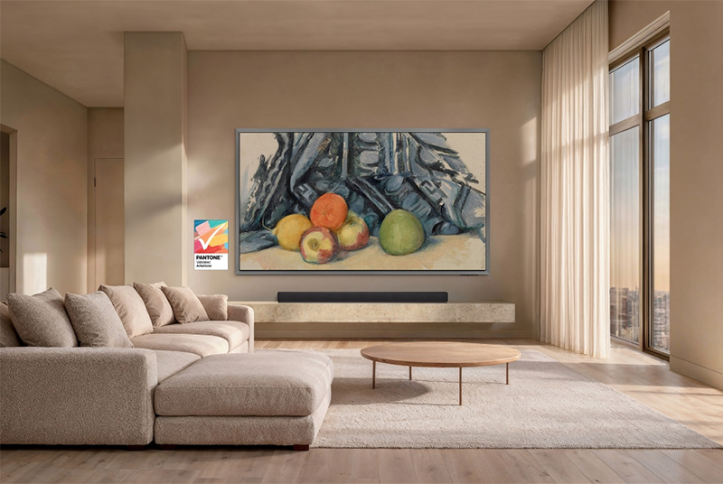 S95H hiển thị tác phẩm Apples and Cloth của Paul Cézanne