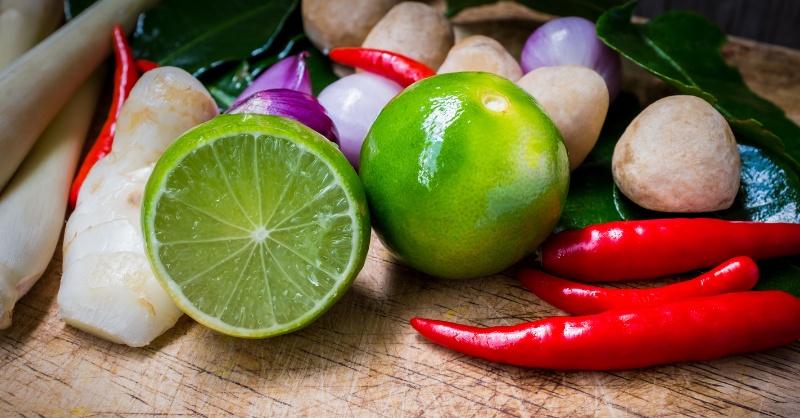 Chuẩn bị gia vị ngày Tết gồm hành lá, lá chanh, gừng, sả, ớt và muối tôm