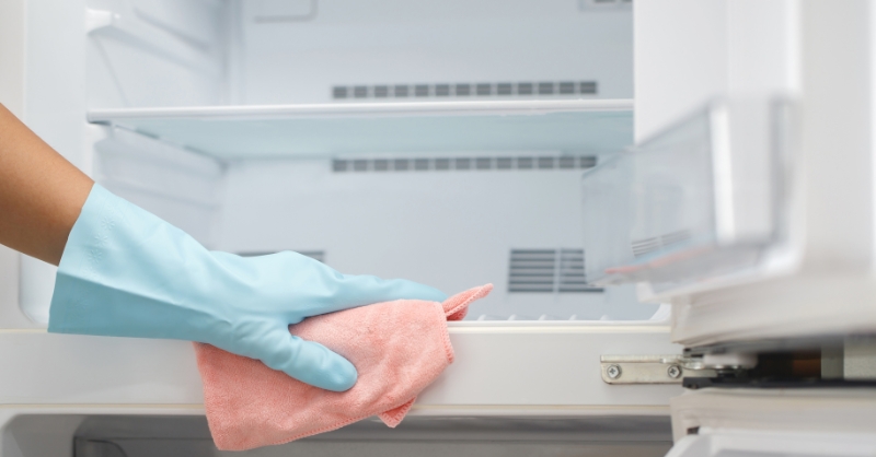 Hãy vệ sinh và kiểm tra tủ lạnh để tránh sự cố trong thời gian vắng nhà trước khi về quê ăn Tết