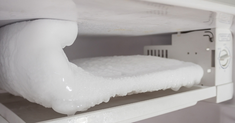 Lớp tuyết tan chảy khi tủ lạnh nghỉ khiến nước đọng và chảy ra ngăn đá