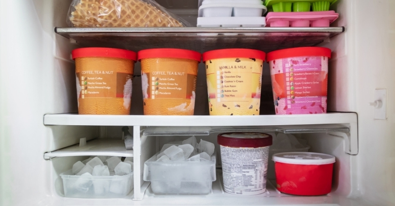 Ngăn đá tủ lạnh chất quá đầy khiến hơi lạnh không lưu thông đều, làm lạnh kém hiệu quả