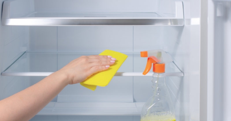 Vệ sinh tủ lạnh định kỳ 1–2 lần mỗi tháng