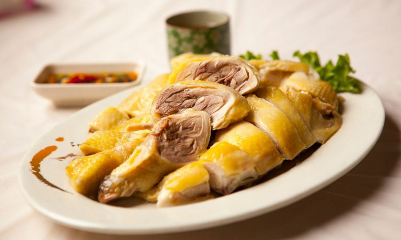 Gà luộc vàng óng