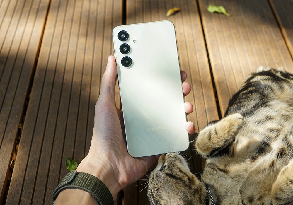 Điện thoại Samsung được chế tác từ nhiều chất liệu khác nhau