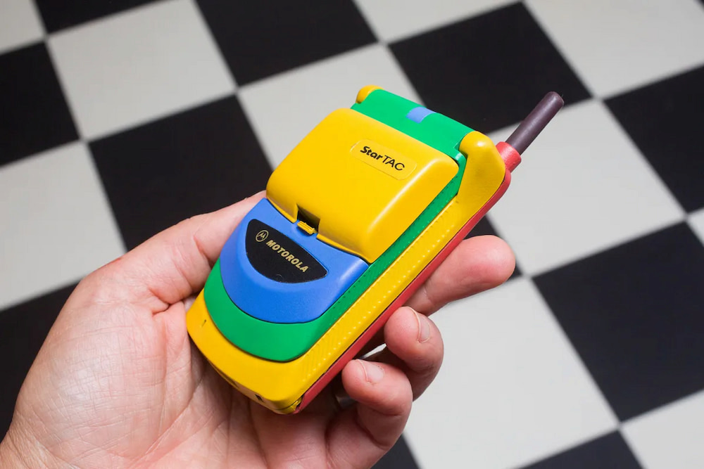Motorola ra mắt điện thoại nắp gập StarTAC