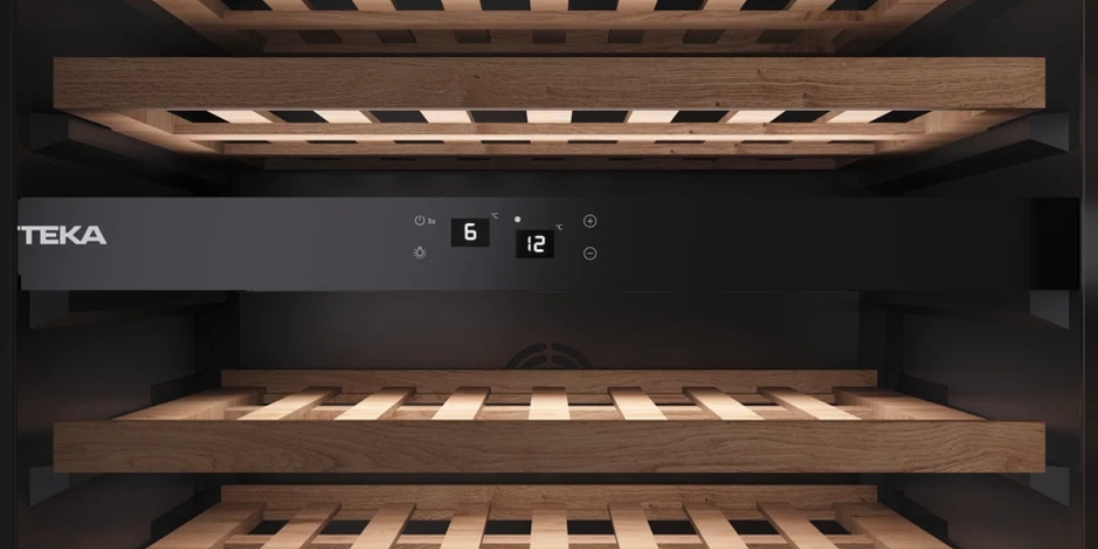 Màn hình điều khiển cảm ứng bên trong Tủ Ướp Rượu Teka RVU 20046 GBK