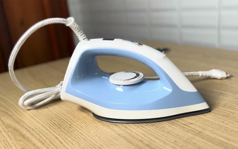 Bàn ủi khô là loại bàn ủi cơ bản