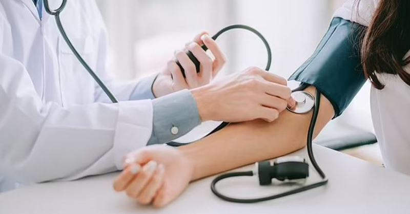 Máy đo huyết áp cho biết huyết áp tâm thu và huyết áp tâm trương 