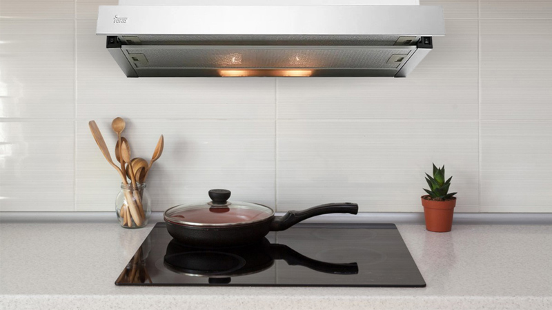 Máy hút mùi áp tường hoạt động theo cơ chế hút - đẩy qua ống dẫn khí để xử lý khói và mùi trong quá trình nấu ăn rồi đẩy ra bên ngoài.