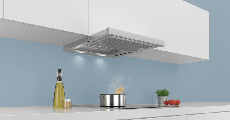 Máy hút mùi là thiết bị gia dụng được lắp đặt trong bếp