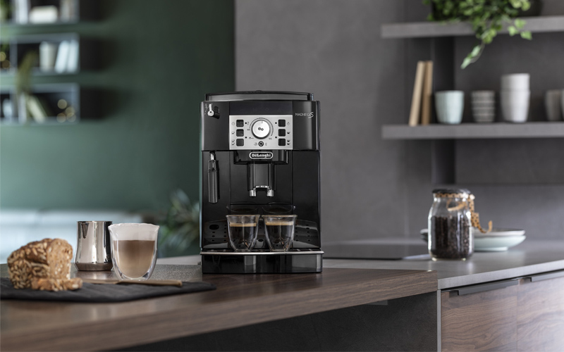 Máy pha cà phê DeLonghi được làm từ thép không gỉ và nhựa cao cấp
