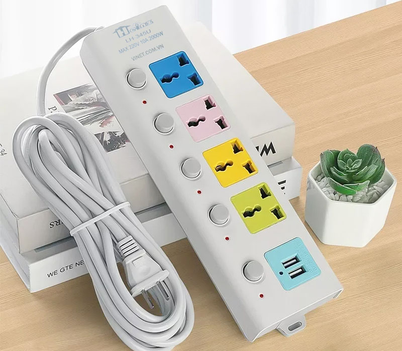 Ổ cắm điện đa năng lý tưởng cho du lịch hoặc văn phòng đa quốc gia
