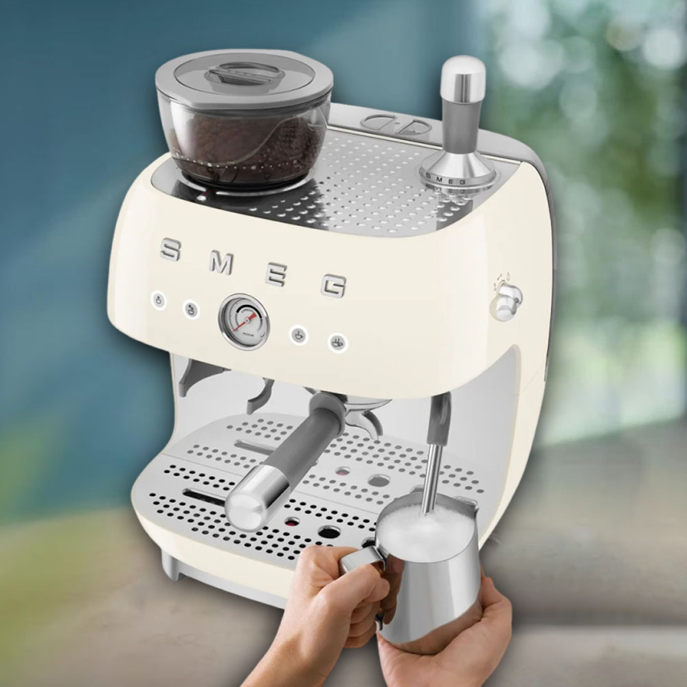Máy Pha Cà Phê Smeg EGF03CREU trang bị vòi steam tạo sữa