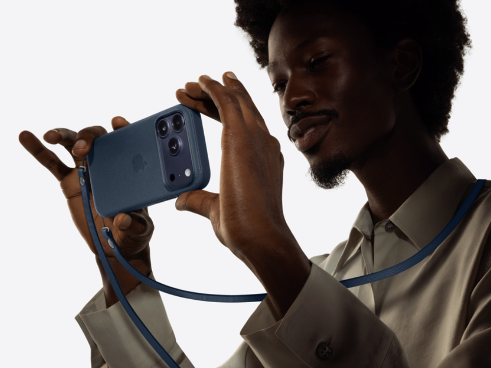 Ốp lưng iPhone 17 Pro Max TechWoven kết nối với dây đeo