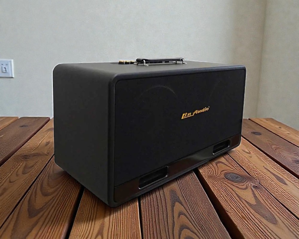 Trang bị 2 micro UHF, sản xuất tại Việt Nam bởi BN Audio