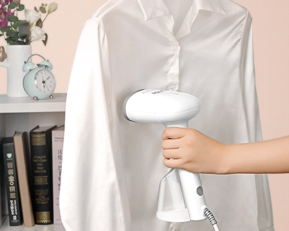 Bàn Ủi Hơi Nước Aqua AQS-SH2502R(W)-VN tích hợp 7 lỗ phun hơi nước