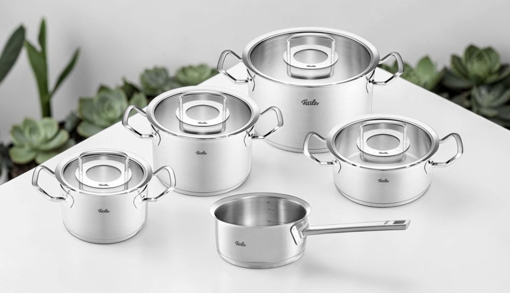 Vành nồi rộng hỗ trợ đổ rót thức ăn nhanh, giúp không gian bếp sạch sẽ 