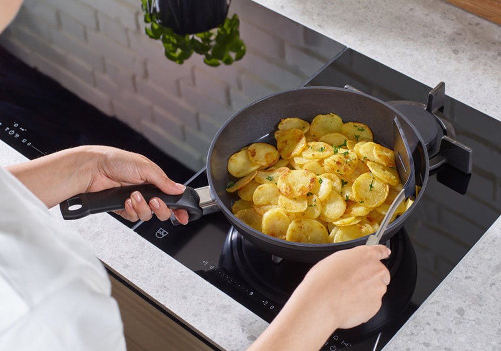 Chảo Fissler Ceratal Comfort Orbit Black làm từ chất liệu nhôm bền bỉ