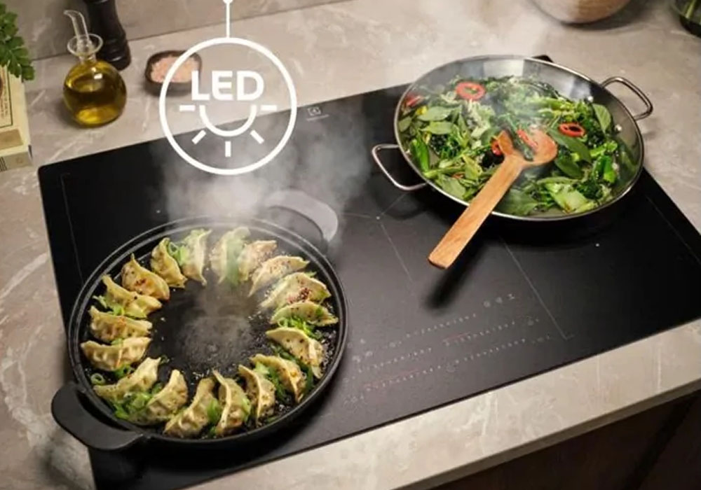 Máy Hút Mùi Âm Tủ Electrolux ECP7311GB chiếu sáng khi nấu ăn