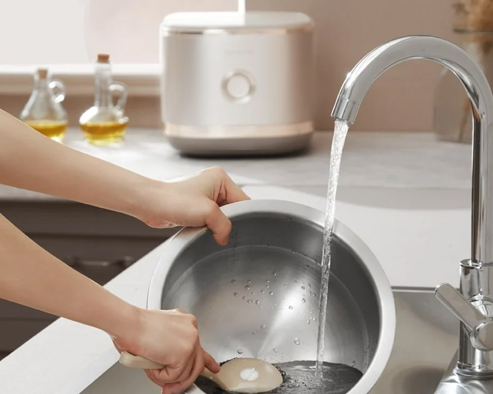 Lòng nồi inox 304 phủ chống dính hạn chế cơm bám vào bề mặt sau khi nấu