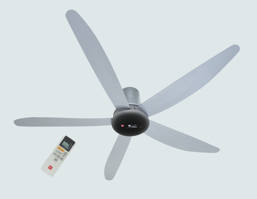Dùng remote để điều chỉnh quạt từ xa vô cùng thuận tiện