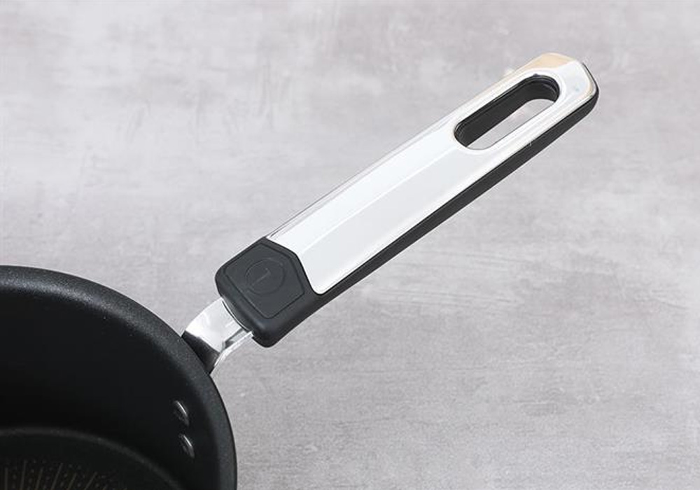 Tay cầm nhựa Bakelite phủ thép không gỉ cứng cáp, tạo cảm giác chắc chắn
