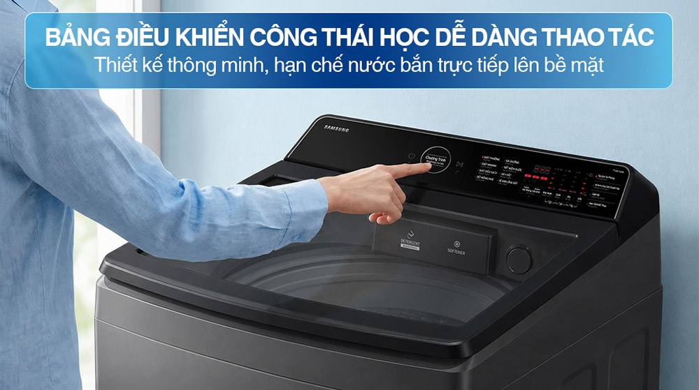 Thiết kế bảng điều khiển nghiêng về sau giúp hạn chế tiếp xúc với nước, an toàn khi sử dụng