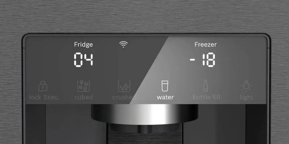 Bảng điều khiển bên ngoài tiện lợi trên tủ lạnh Bosch KFI96AXEA