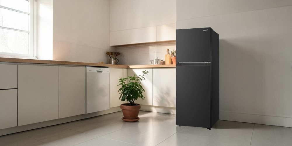 Thiết kế tủ lạnh Toshiba GR-RT310WE-PMV(68) màu đen mờ phù hợp cho căn bếp hiện đại