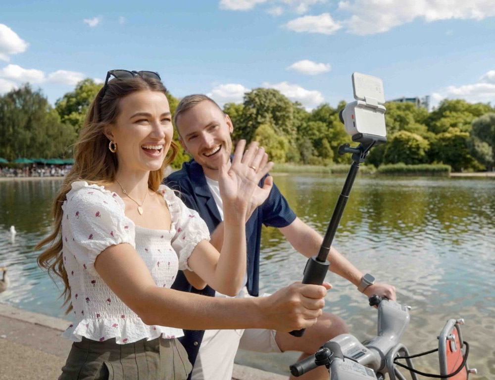 Màn hình cảm ứng lật 2.5 inch quay vlog thuận tiện