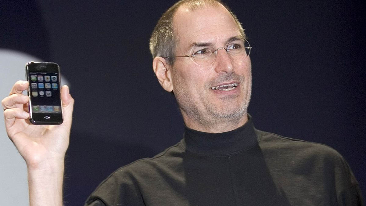 Steve Jobs giới thiệu iPhone 2G vào năm 2007