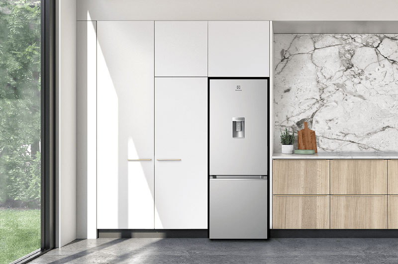 Tủ Lạnh Electrolux Inverter 335 Lít EBB3742K-A có kiểu tủ ngăn đá dưới hiện đại, gam màu bạc