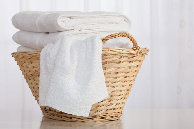 Giặt sạch khăn và các vật dụng trong phòng