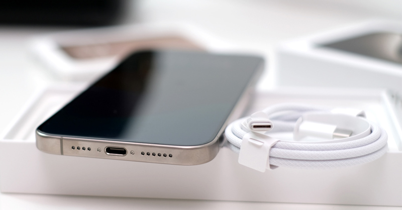 Cổng USB-C trên iPhone 15 Pro Max cho phép truyền tải dữ liệu nhanh hơn
