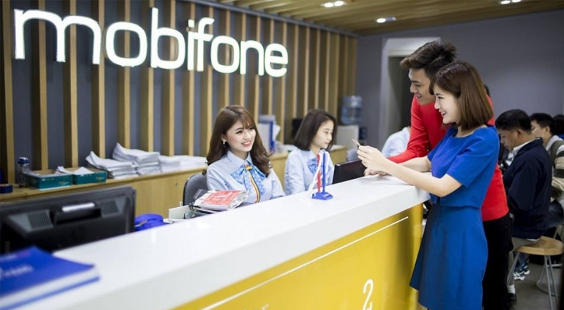Đến điểm giao dịch MobiFone để đăng ký SIM chính chủ 