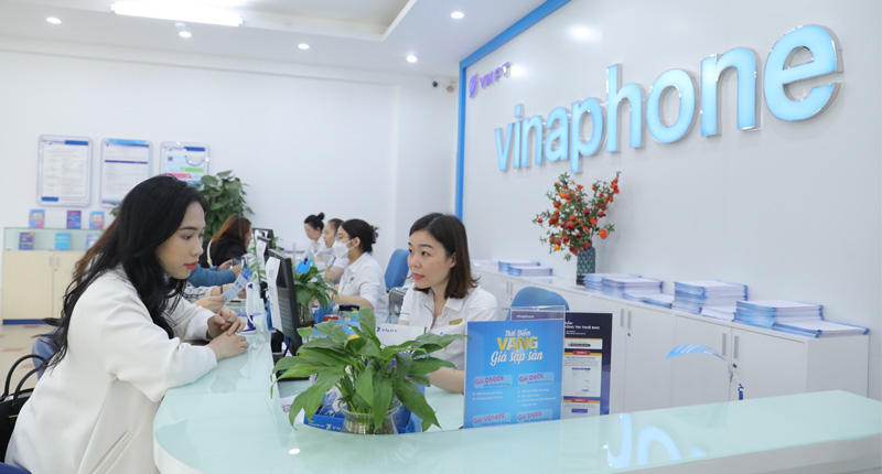 Đến điểm giao dịch VinaPhone để đăng ký SIM chính chủ