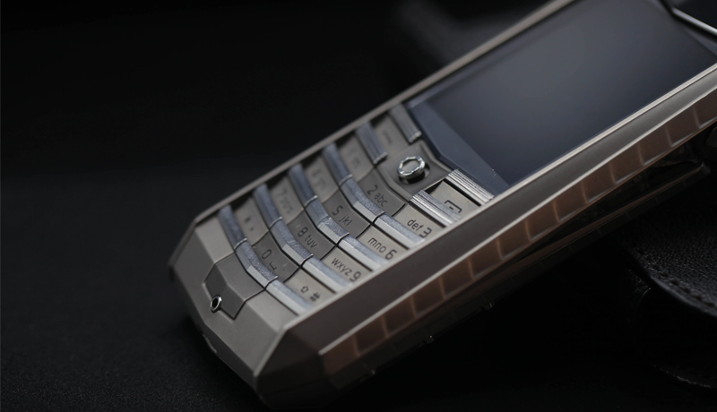 Điện thoại có vỏ làm từ Titanium sở hữu những ưu điểm gì?