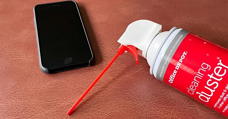 Dùng bình khí nén để vệ sinh cổng sạc iPhone là cách đơn giản có thể làm tại nhà
