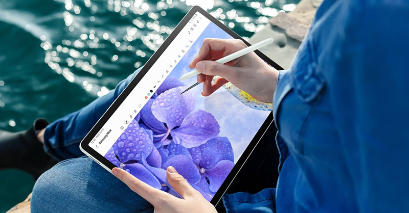 Galaxy Tab S9 FE được trang bị S Pen có khả năng kháng nước và kháng bụi 
