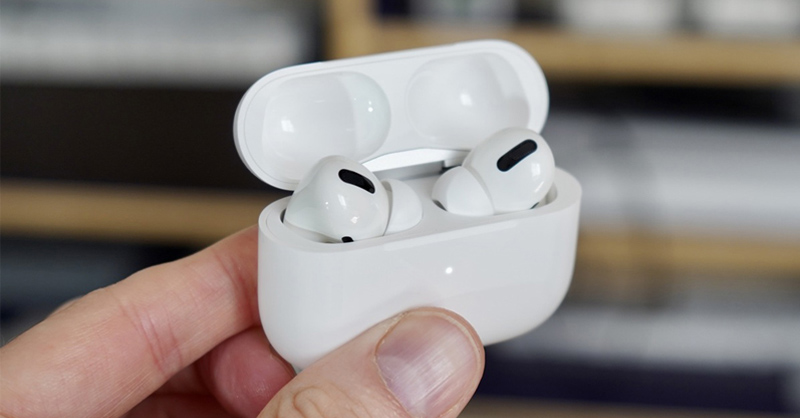 Hộp sạc Airpods Pro hiển thị đèn LED màu trắng và xanh lá cây