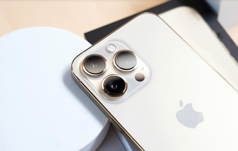 iPhone 13 Pro Max màu bạc tinh tế, đơn giản
