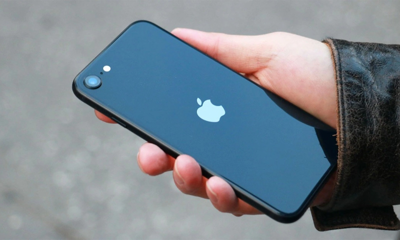 iPhone SE 2022 là chiếc điện thoại nhỏ gọn có tính kháng bụi và nước cao