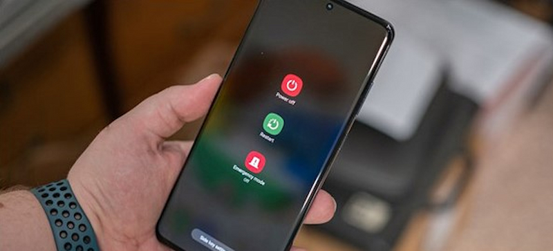 Khởi động lại điện thoại để khắc phục lỗi điện thoại tự gọi cho người khác