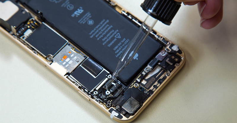 Mang điện thoại Android đến trung tâm sửa chữa uy tín để kịp thời khắc phục