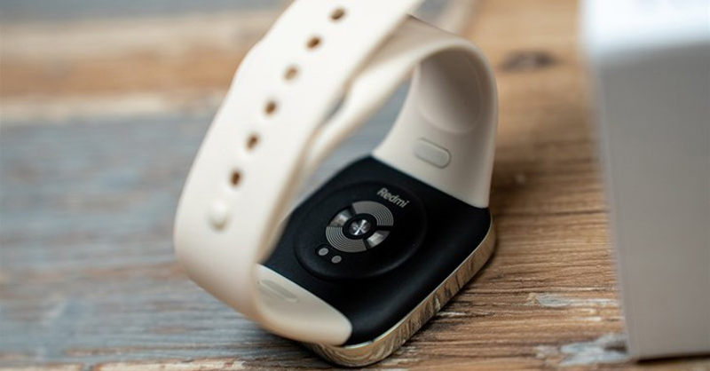 Mặt sau Redmi Watch 3 chứa cảm biến giúp đo lường các chỉ số về sức khỏe