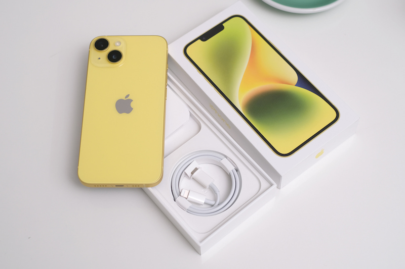 Mở hộp điện thoại iPhone 14 màu vàng siêu đẹp mắt