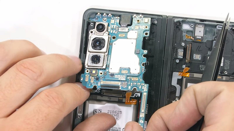 Nên đem Samsung Galaxy Z Fold4 bị lỗi camera đến trung tâm bảo hành